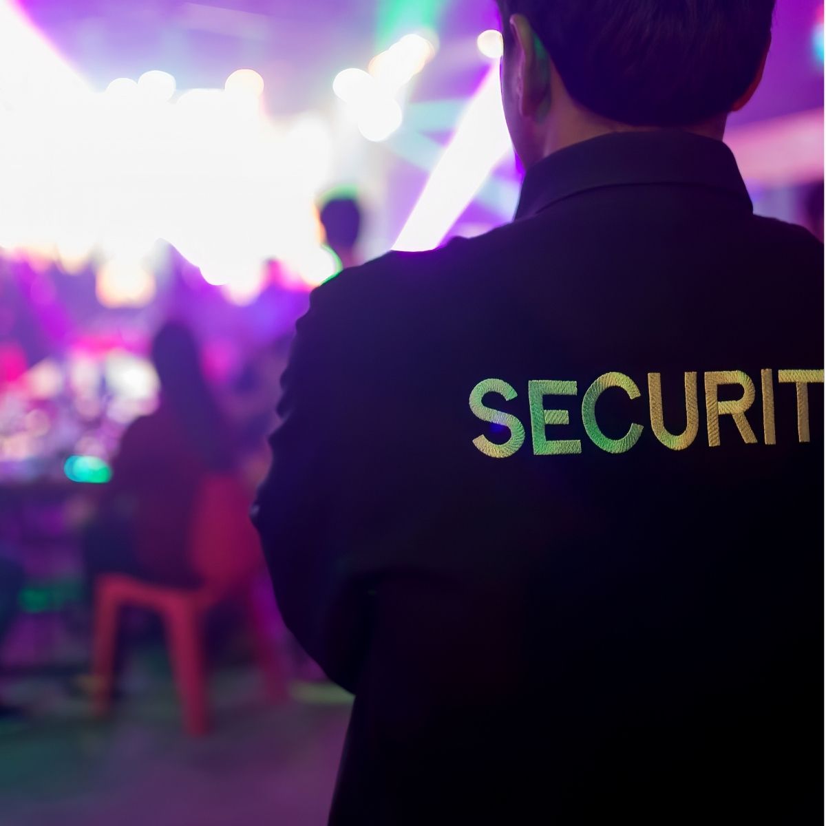 Agent de sécurité privée en uniforme lors d’un évènement en France. Agent de sécurité privée en uniforme.